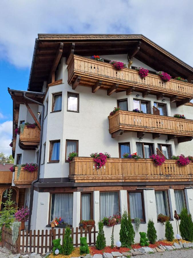 Zwei Hirsche Seefeld in Tirol